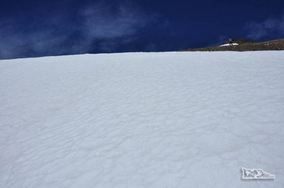Trecho com neve e gelo na trilha que sobe o Cerro Piltriquitrón, em El Bolsón, na Argentina